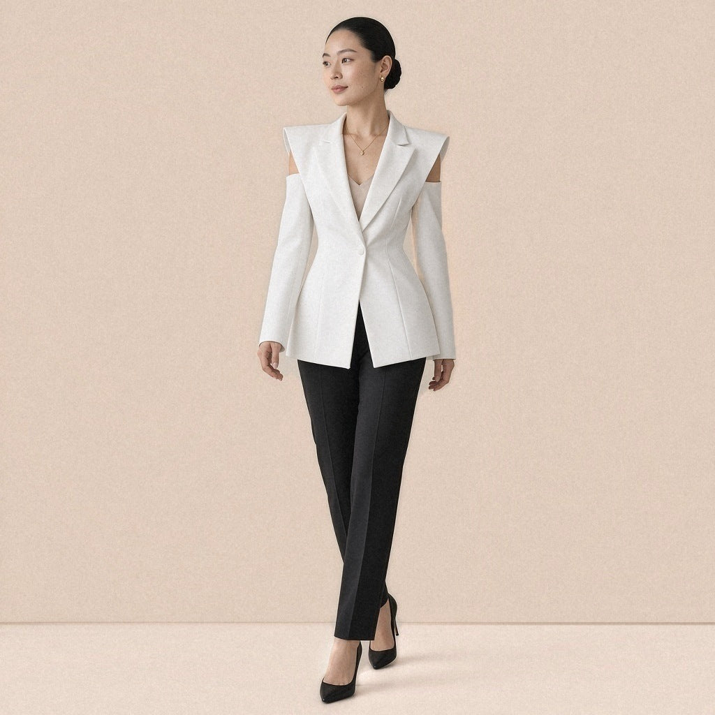 Blazer long cintré à épaules structurées SAKIWE, coloris blanc, en marche