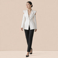 Blazer long cintré à épaules structurées SAKIWE, coloris blanc, en marche