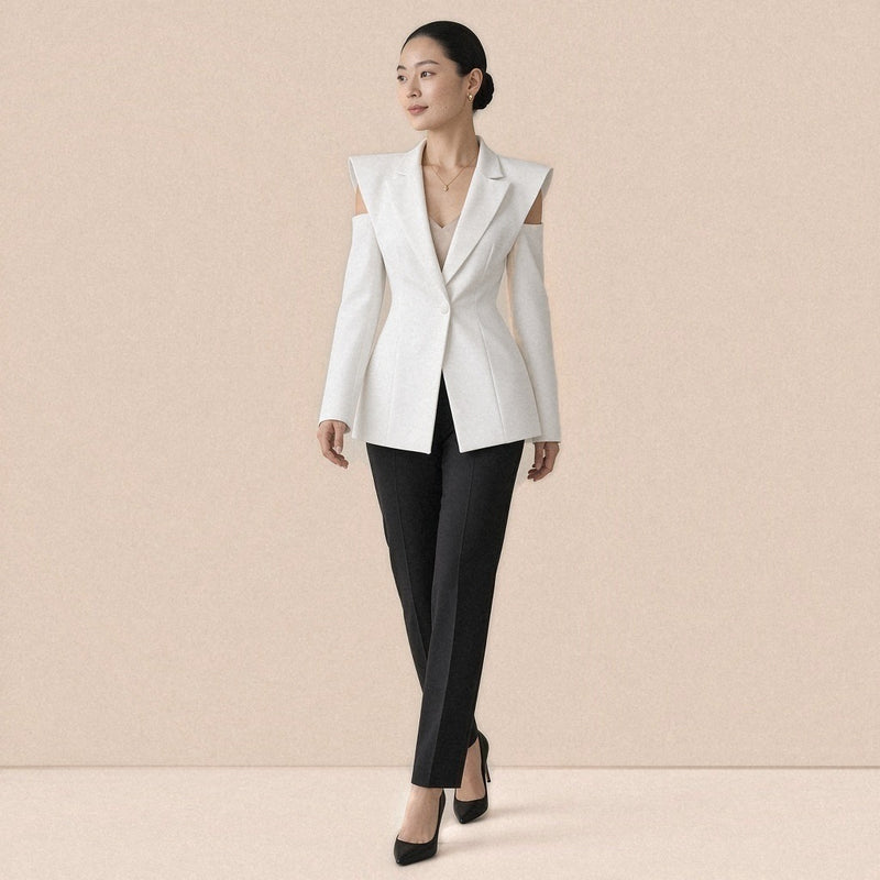 Blazer long cintré à épaules structurées SAKIWE, coloris blanc, en marche