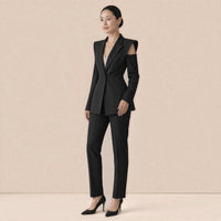 Blazer long cintré à épaules structurées SAKIWE, coloris noir, vue de trois-quarts