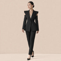 Blazer long cintré à épaules structurées SAKIWE, coloris noir, en marche