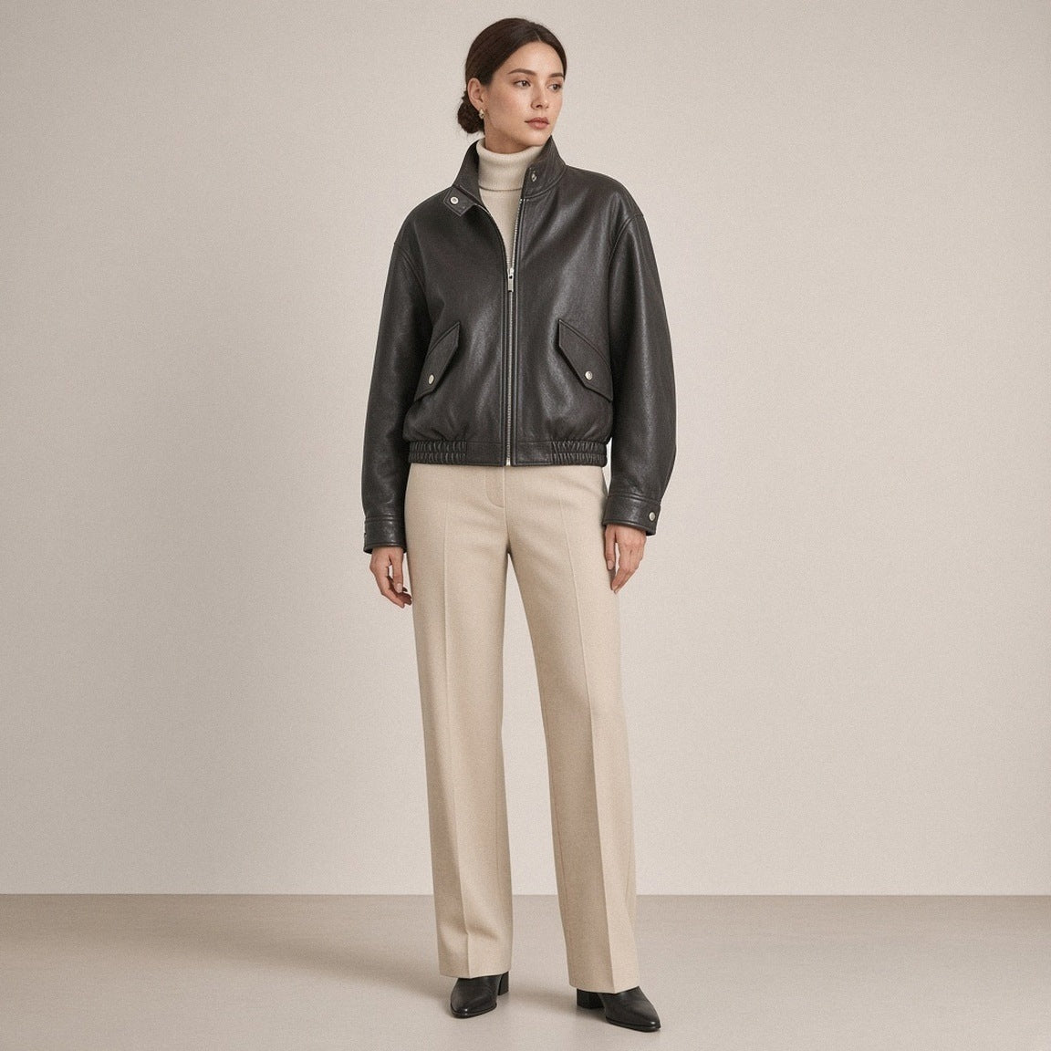 Blouson court en cuir de mouton à col montant brun café foncé porté, vue de face