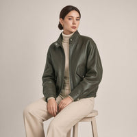 Blouson court en cuir de mouton à col montant vert olive foncé porté, assise