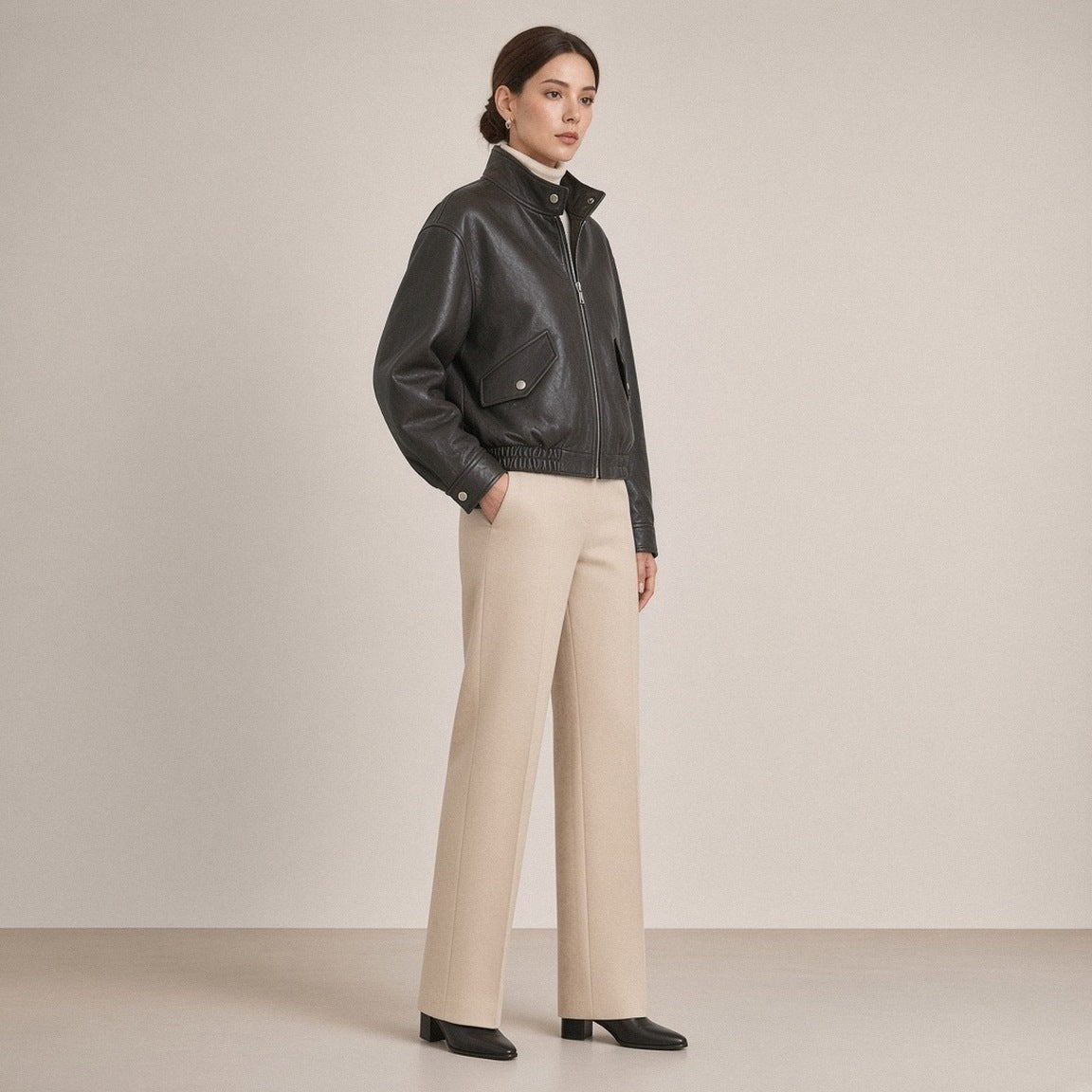 Blouson court en cuir de mouton à col montant brun café foncé porté, vue de trois quarts