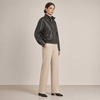 Blouson court en cuir de mouton à col montant brun café foncé porté, vue de trois quarts