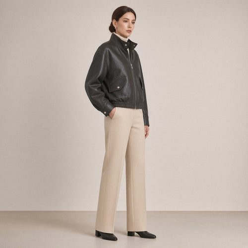 Blouson court en cuir de mouton à col montant brun café foncé porté, vue de trois quarts