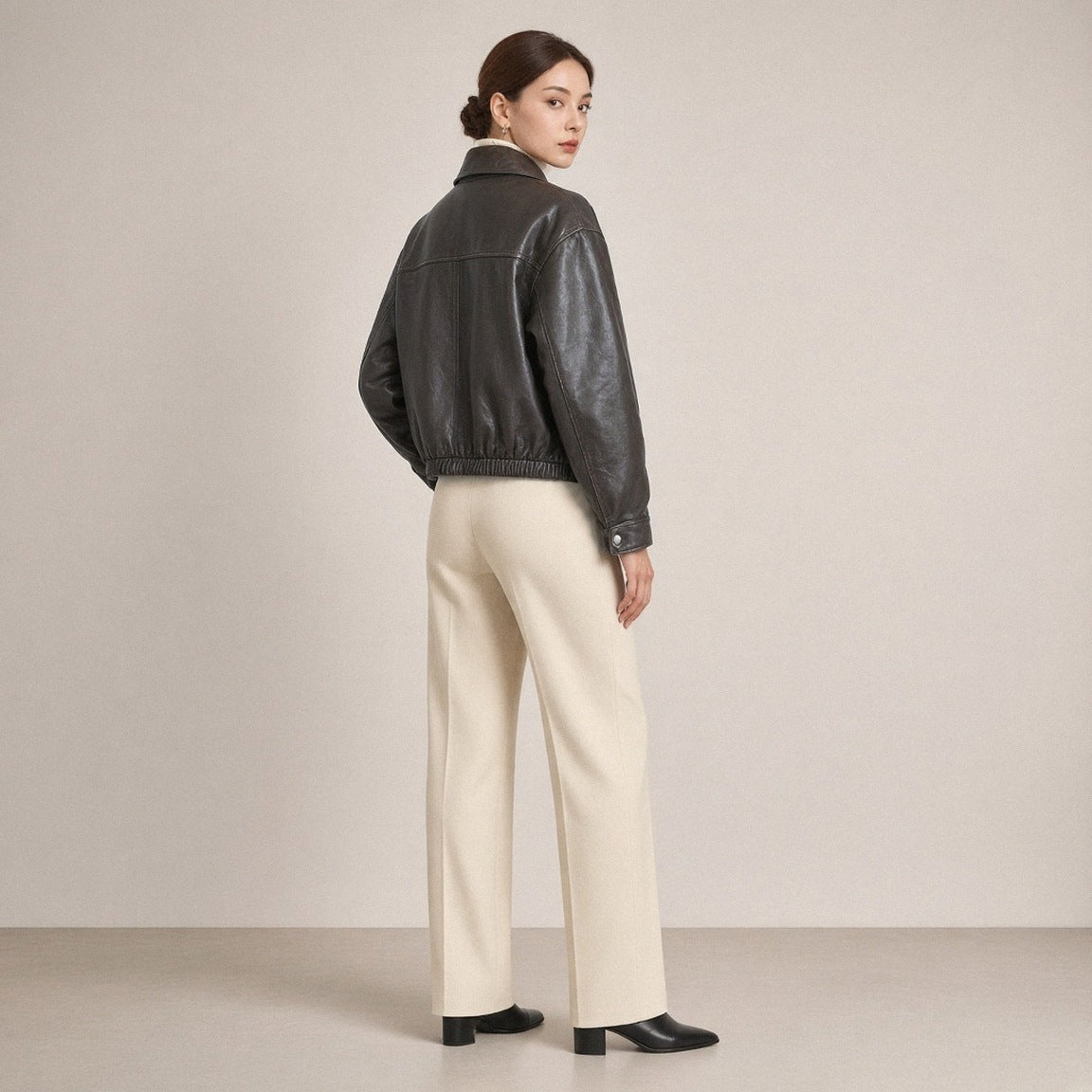Blouson court en cuir de mouton à col montant brun café foncé, vue de dos