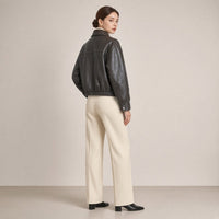 Blouson court en cuir de mouton à col montant brun café foncé, vue de dos