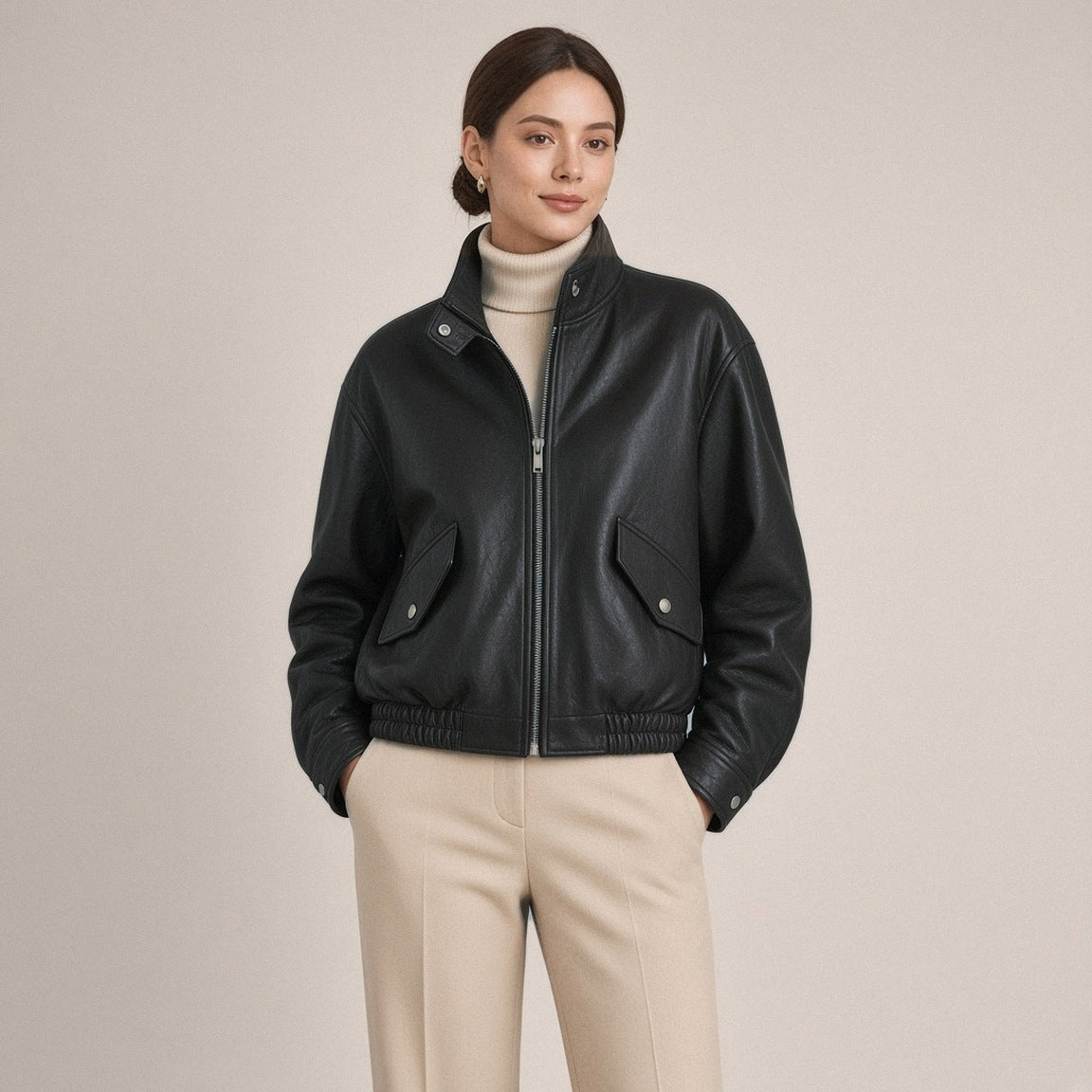 Blouson court en cuir de mouton à col montant noir porté, mains dans les poches
