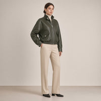 Blouson court en cuir de mouton à col montant vert olive foncé porté, vue de trois quarts