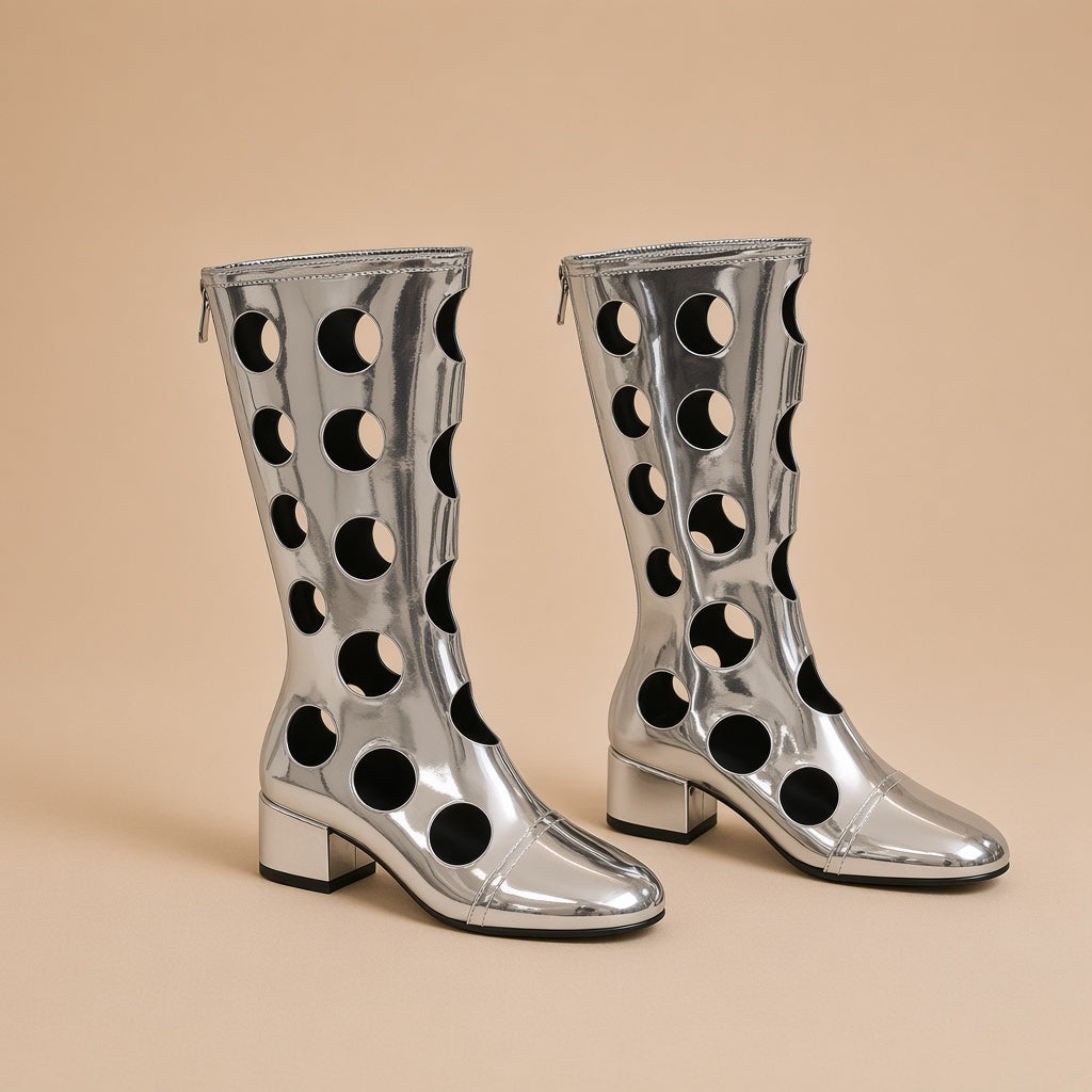 Paire de bottes hautes ajourées effet vinyle argent, vue produit sur fond beige