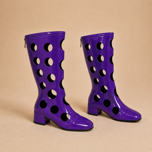 Paire de bottes hautes ajourées effet vinyle violettes, vue produit sur fond beige