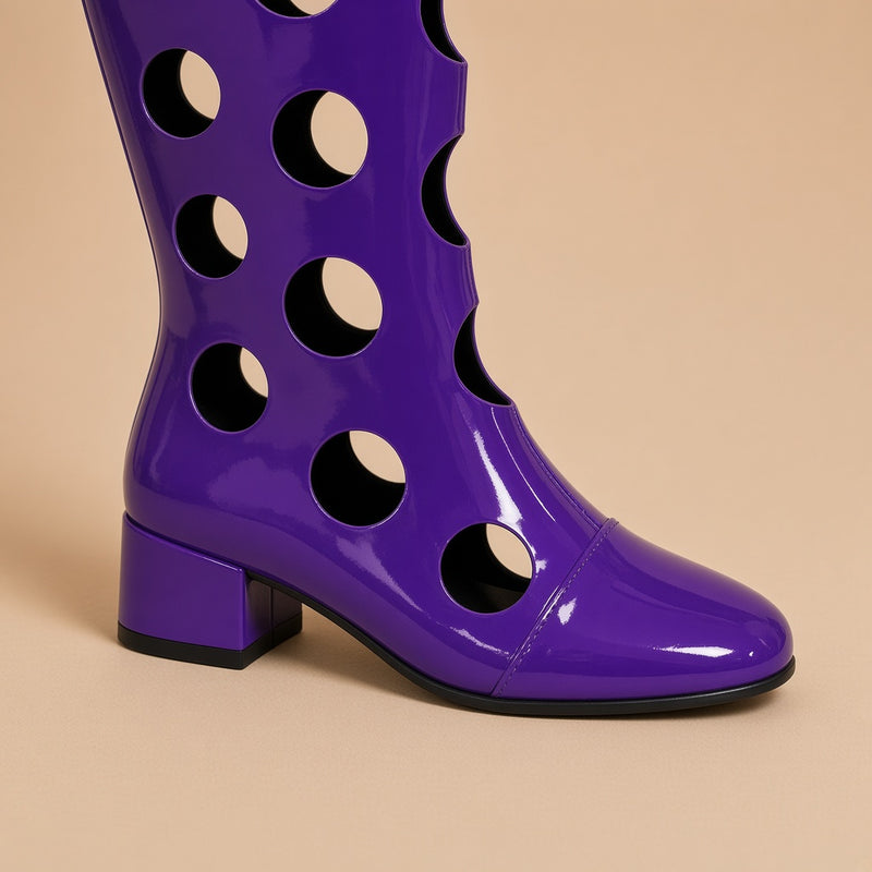 Botte haute ajourée effet vinyle violette, détail du talon carré et des découpes