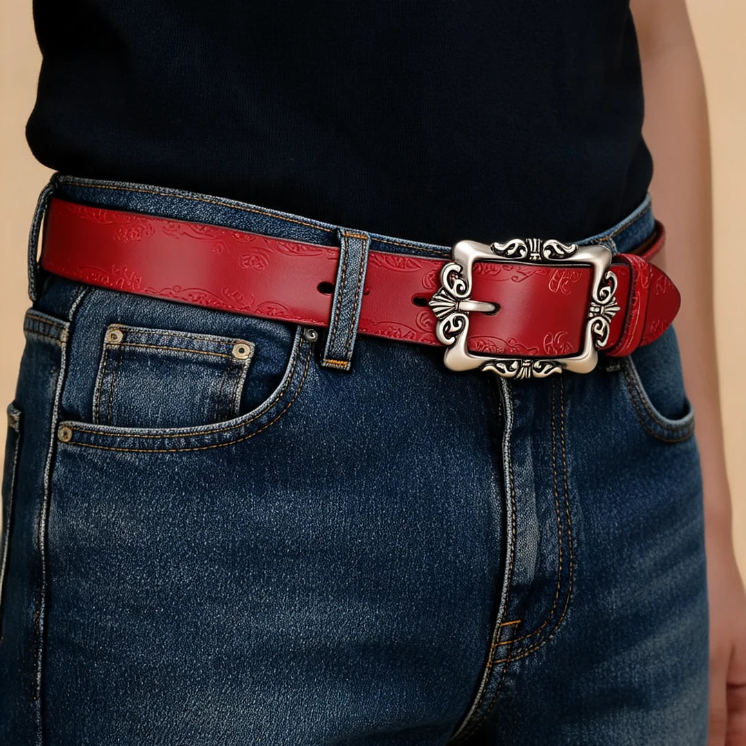 Ceinture cuir rouge boucle argent ornée vue portée côté Image