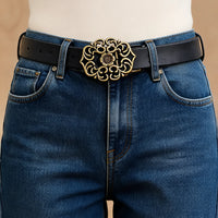 Ceinture cuir noir boucle florale dorée vue portée face