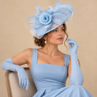 Chapeau bleu ciel à fleurs, plumes et volutes – vue 3