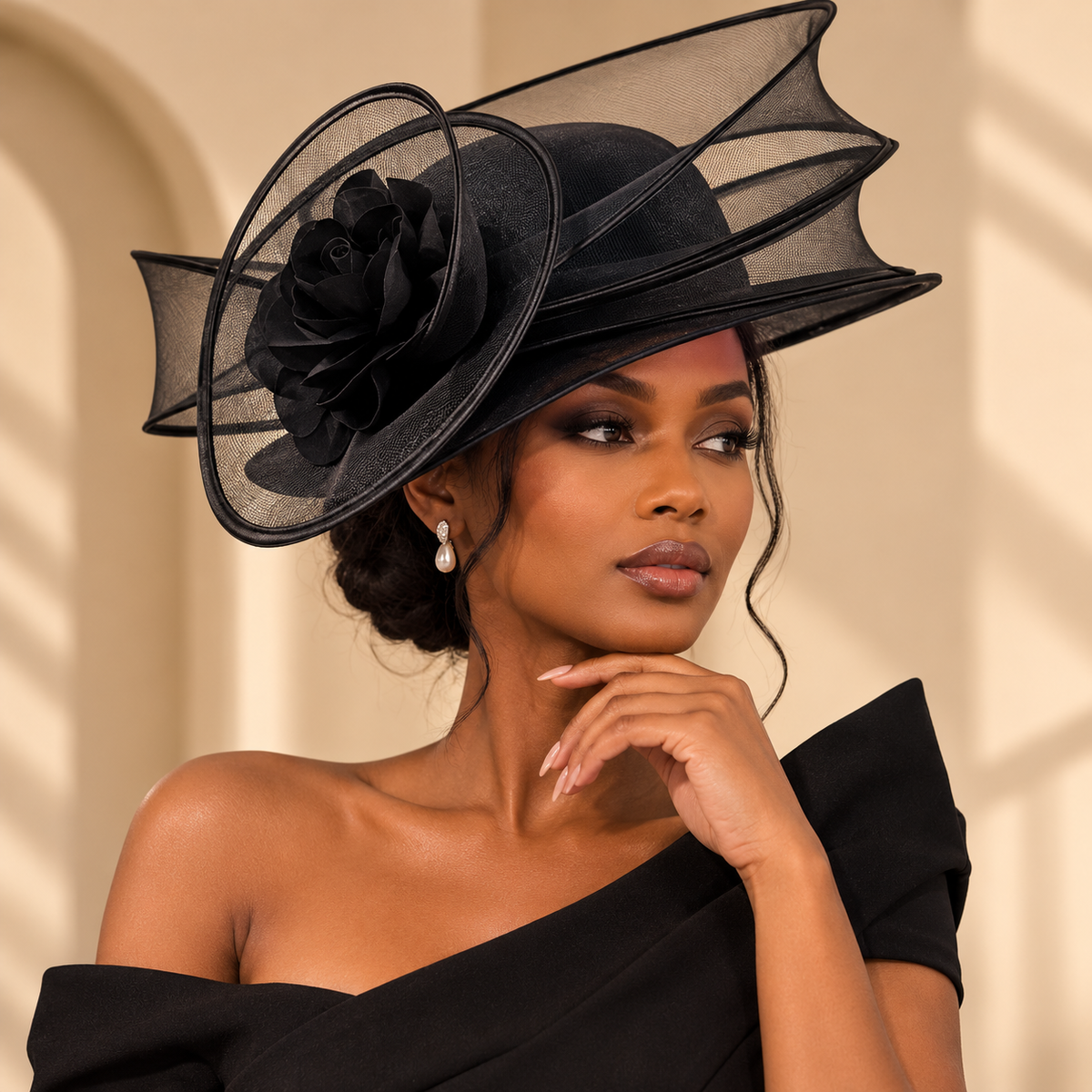 Chapeau de cérémonie noir à fleur – portrait trois quarts
