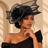 Chapeau de cérémonie noir à fleur – portrait trois quarts