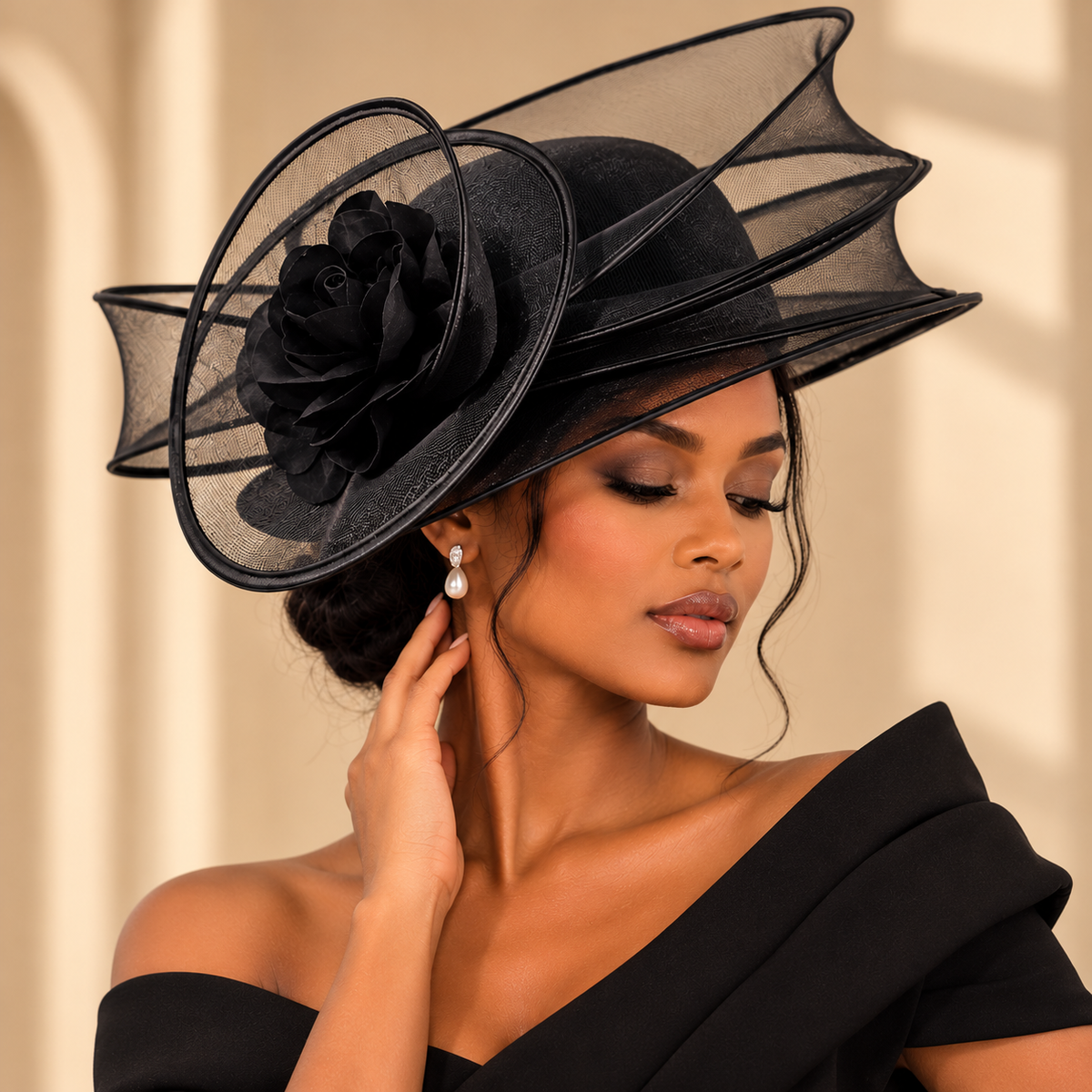 Chapeau de cérémonie noir à fleur – regard baissé