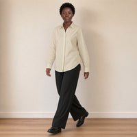 Chemise ample à patte de boutonnage cachée, abricot nacré, en marchant – SAKIWÉ