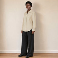 Chemise ample à patte de boutonnage cachée, abricot nacré, vue de trois quarts – SAKIWÉ