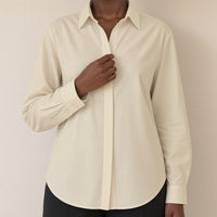 Chemise ample à patte de boutonnage cachée, abricot nacré, détail du col, de la patte cachée et du poignet – SAKIWÉ