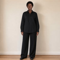 Chemise ample à patte de boutonnage cachée, noir, vue de face – SAKIWÉ