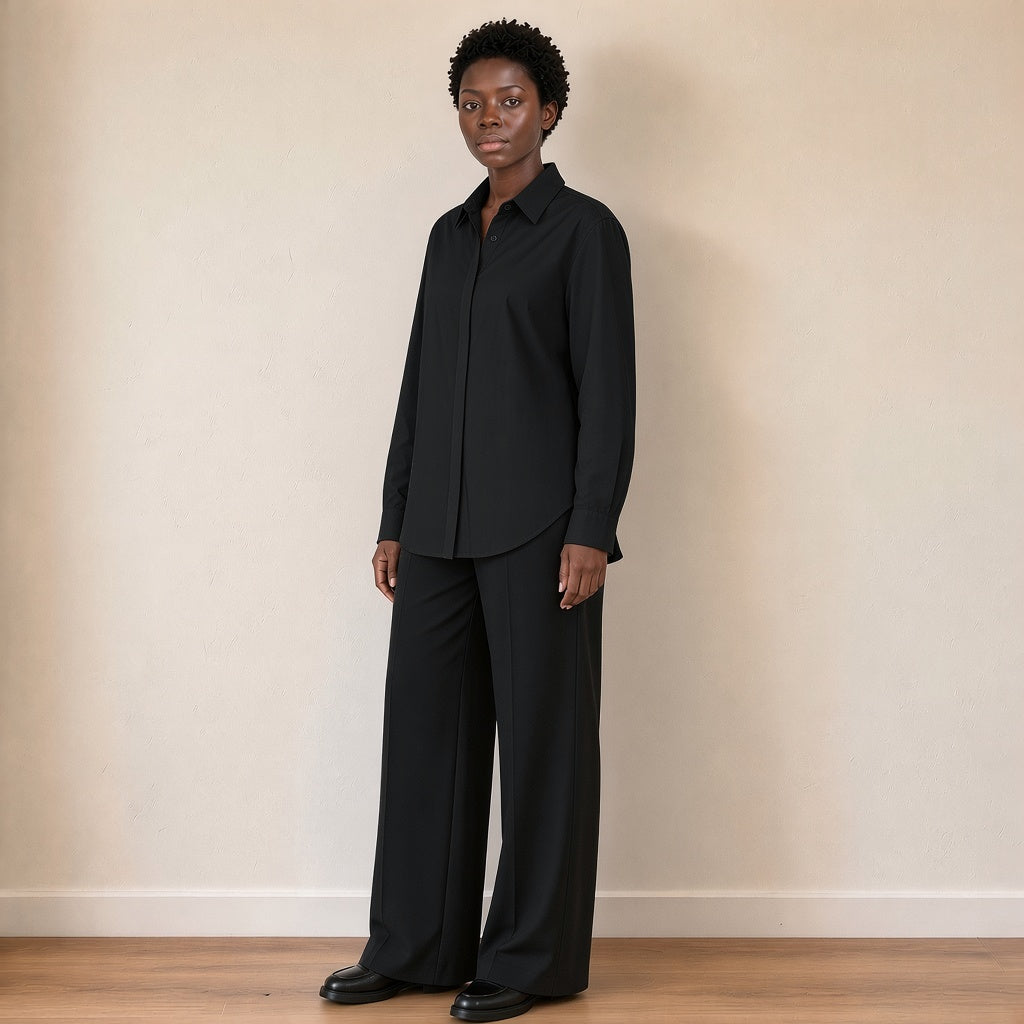 Chemise ample à patte de boutonnage cachée, noir, vue de trois quarts – SAKIWÉ