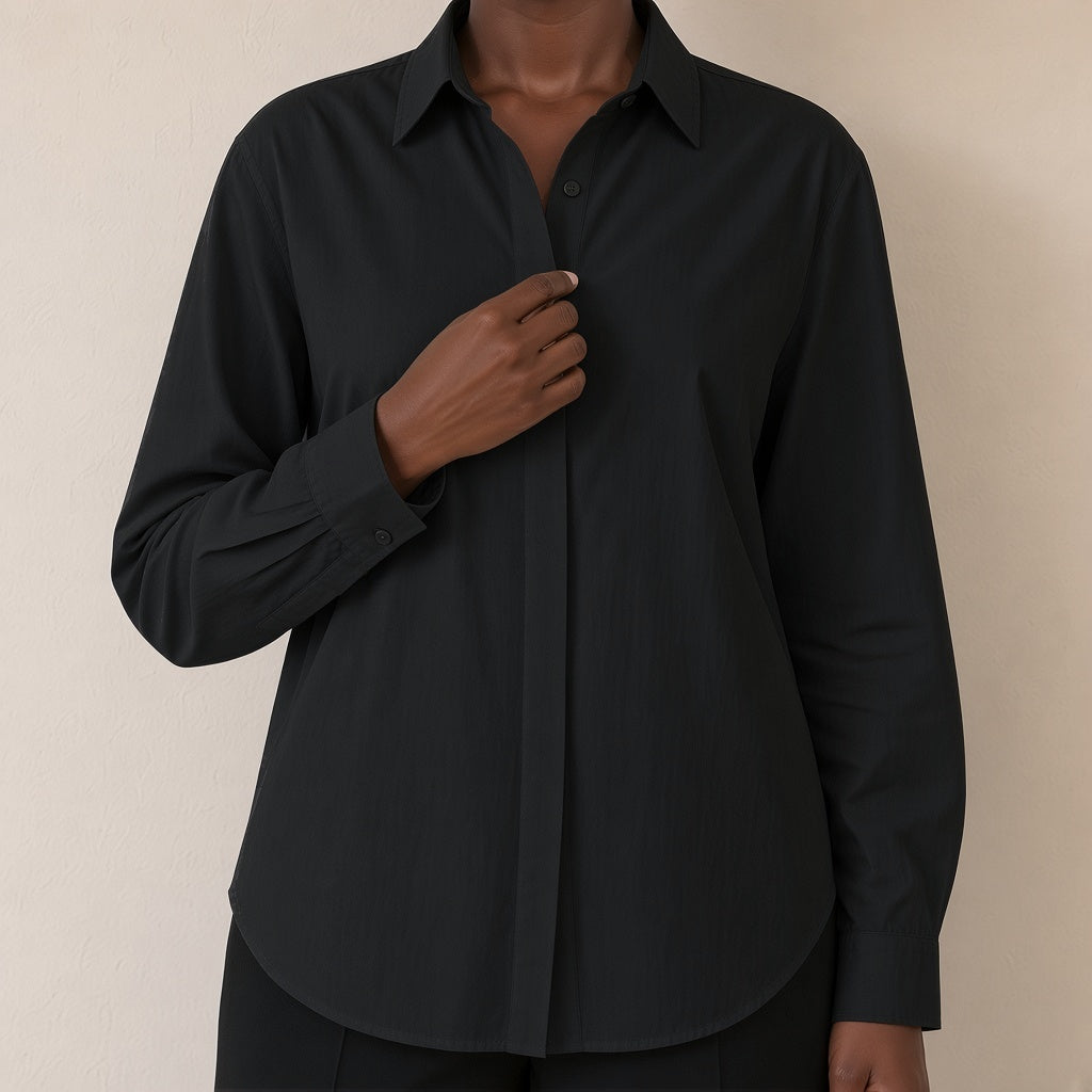 Chemise ample à patte de boutonnage cachée, noir, détail du col, de la patte cachée et du poignet – SAKIWÉ