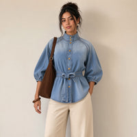 Chemise en jean délavé à manches ballon et ceinture nouée portée, plan jusqu'aux genoux – SAKIWÉ