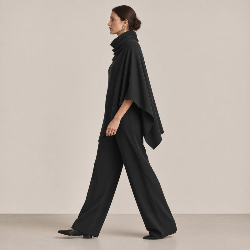 Ensemble haut cape à col roulé et pantalon large noir, vue de profil en marchant