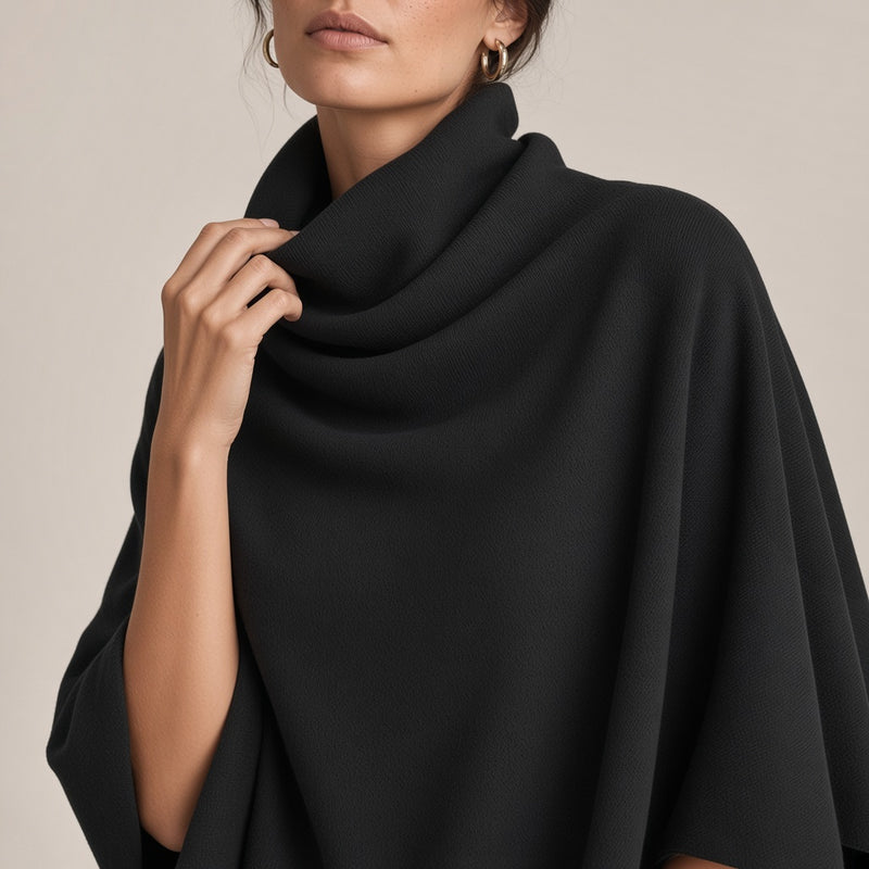 Ensemble haut cape à col roulé et pantalon large noir, gros plan sur le col roulé drapé