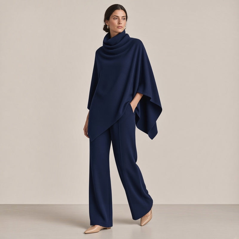 Ensemble haut cape à col roulé et pantalon large bleu marine, vue de trois quarts, main dans la poche