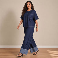 Ensemble chambray tee-shirt ample et pantalon large, bleu marine, porté en marchant – SAKIWÉ