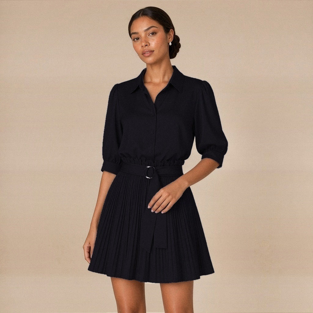 Ensemble chemise à manches bouffantes et jupe courte plissée ceinturée, noir, détail de la ceinture à boucle anneau