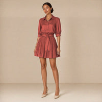 Ensemble chemise à manches bouffantes et jupe courte plissée ceinturée, corail, portée de face en pied