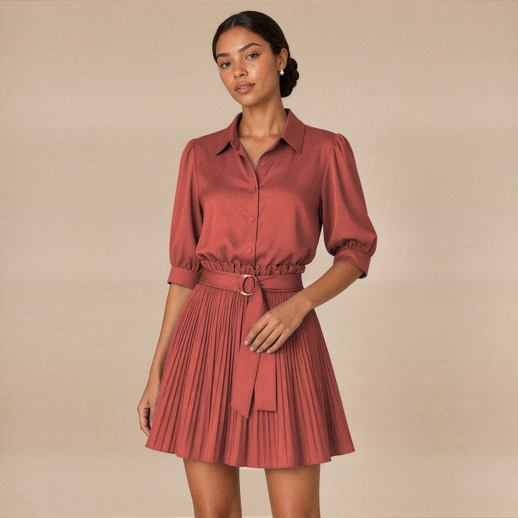 Ensemble chemise à manches bouffantes et jupe courte plissée ceinturée, corail, détail de la ceinture à boucle anneau