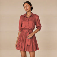 Ensemble chemise à manches bouffantes et jupe courte plissée ceinturée, corail, détail de la ceinture à boucle anneau