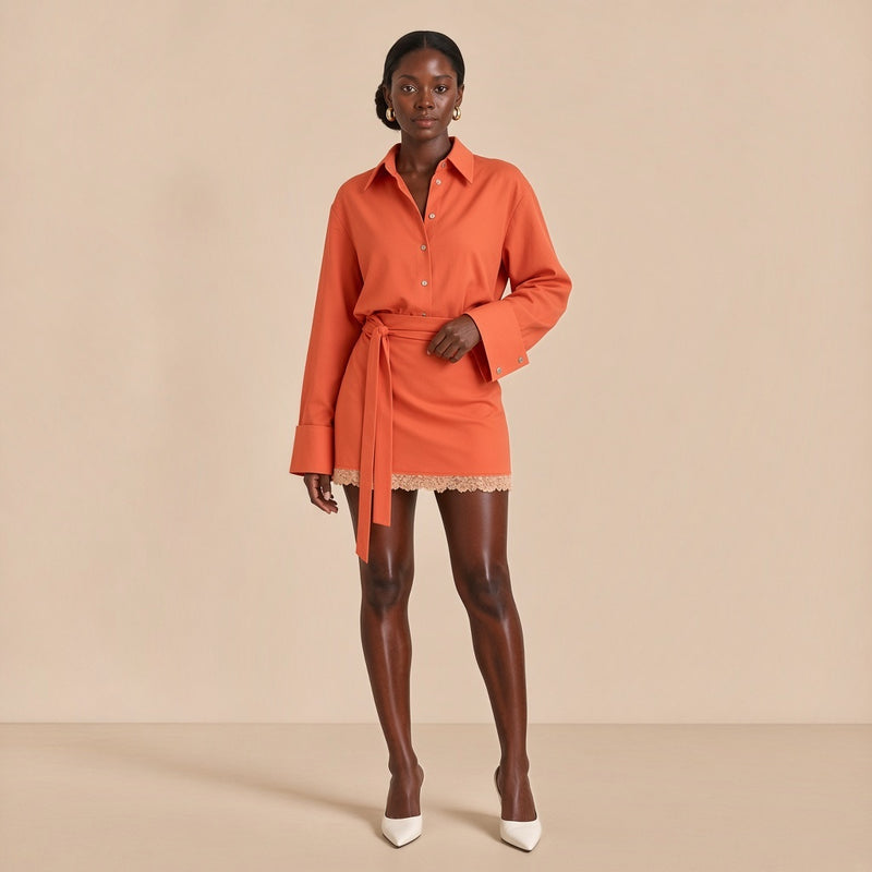 Ensemble chemise oversize et mini-jupe orange corail, porté de face