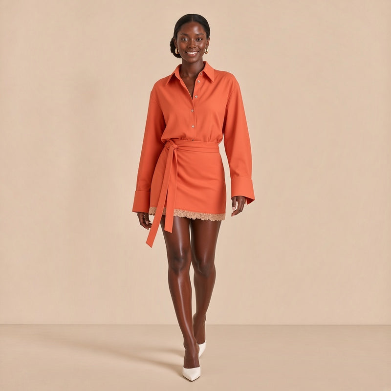 Ensemble chemise et mini-jupe corail, en marche