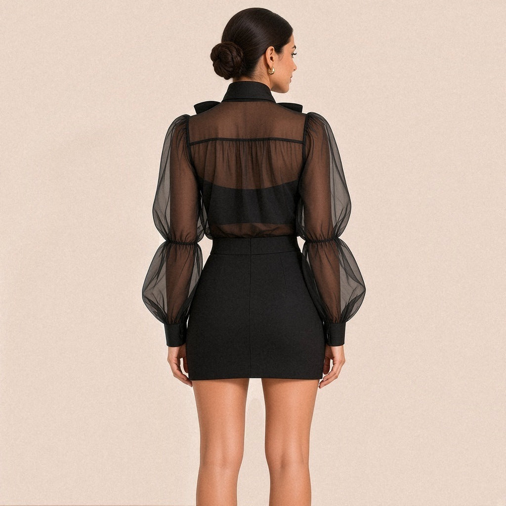 Dos de l’ensemble noir : couture horizontale et fronces en haut du dos, manches bouffantes, jupe crayon