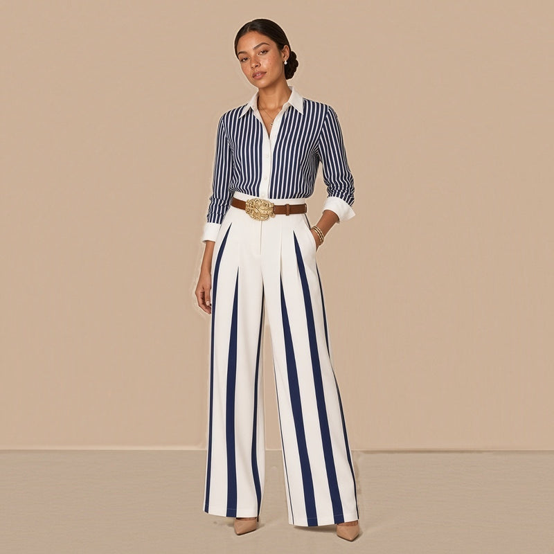 Ensemble chemise rayée et pantalon large à bandes avec ceinture SAKIWE, bleu marine et blanc, porté de face