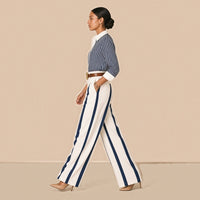Ensemble chemise rayée et pantalon large à bandes avec ceinture SAKIWE, bleu marine et blanc, de profil en marchant