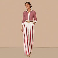 Ensemble chemise rayée et pantalon large à bandes avec ceinture SAKIWE, rouge et blanc, de face en marchant