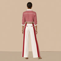 Ensemble chemise rayée et pantalon large à bandes avec ceinture SAKIWE, rouge et blanc, vu de dos