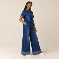 Ensemble en denim bleu foncé à pantalon large vu de profil