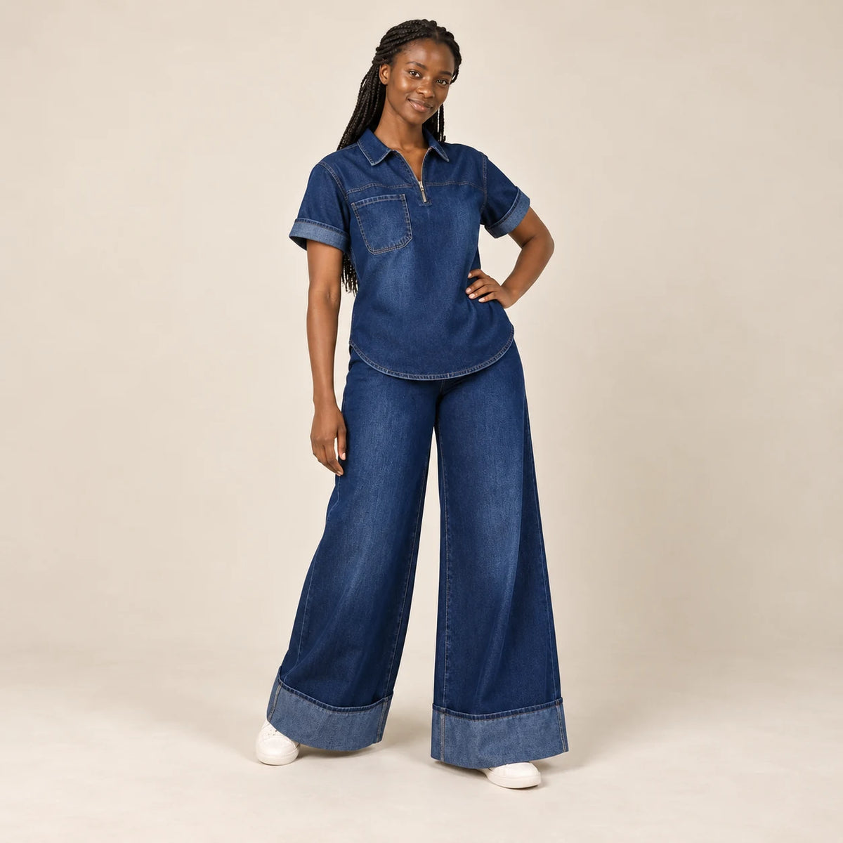 Ensemble denim bleu foncé à haut court et pantalon large porté de trois quarts