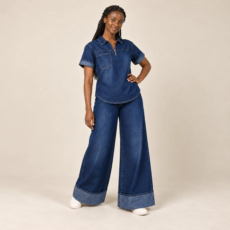 Ensemble denim bleu foncé à haut court et pantalon large porté de trois quarts