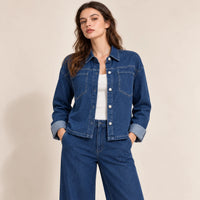 Détail de la chemise en denim bleu foncé avec col, poches poitrine et boutons