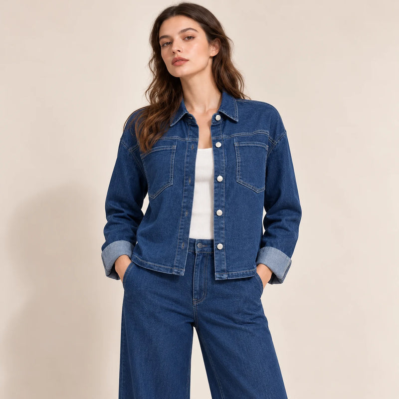Détail de la chemise en denim bleu foncé avec col, poches poitrine et boutons